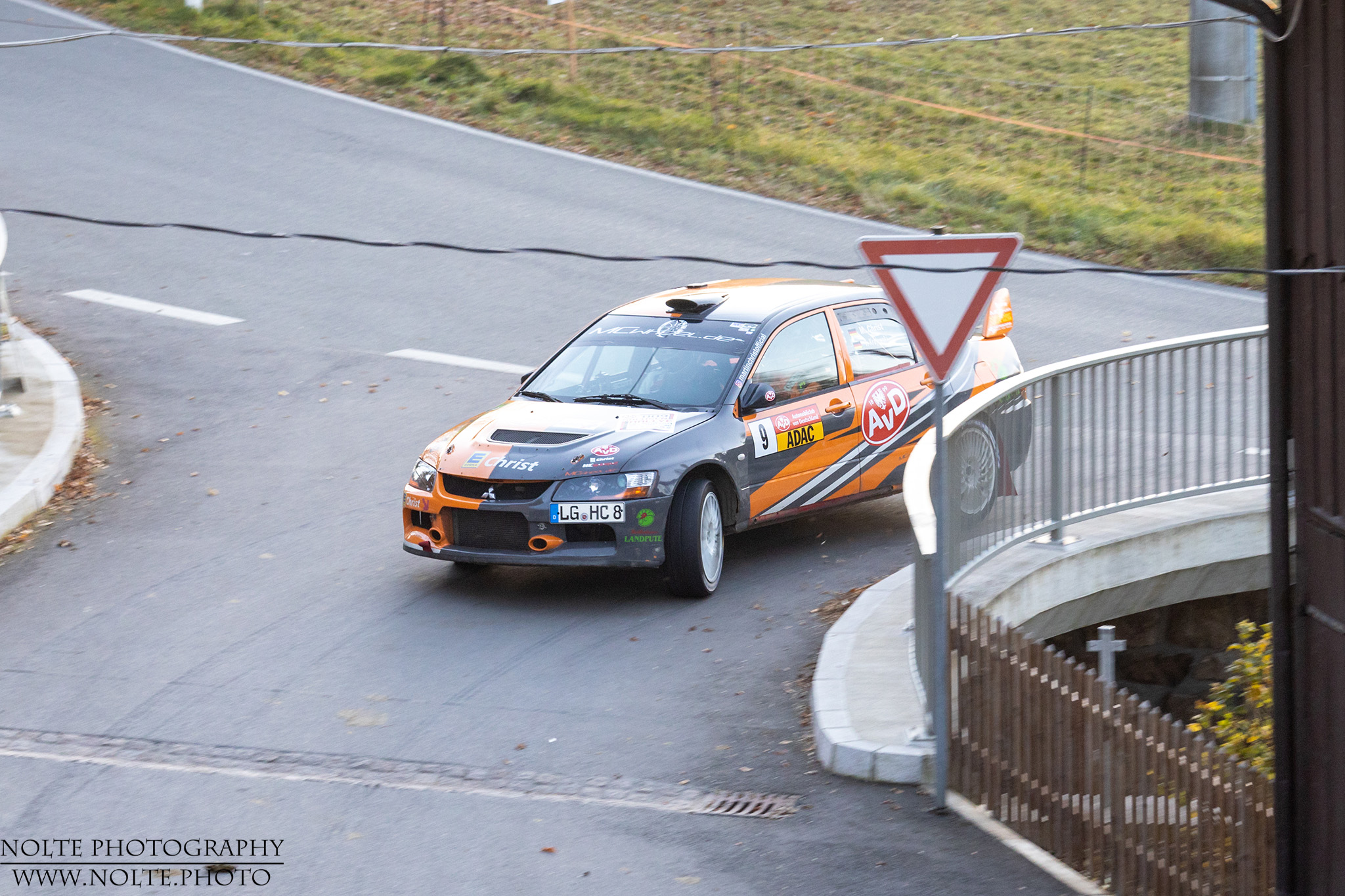 Mitsubishi Lancer Evo in der Brückenkurve